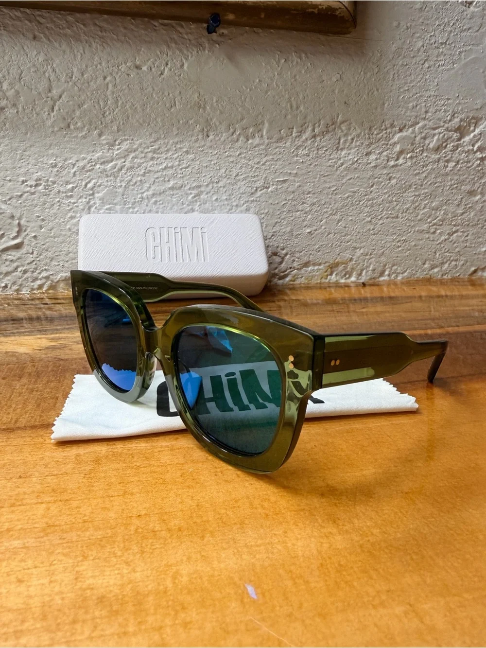 CHIMI Olive Green Cat-Eye Sunglasses with Dark Lenses